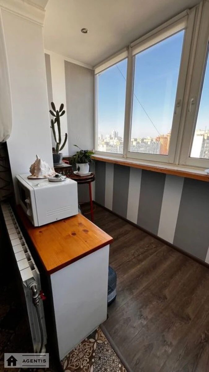 Apartment for rent. 2 rooms, 65 m², 17 floor/18 floors. 17, Vyshnyakivska 17, Kyiv. 