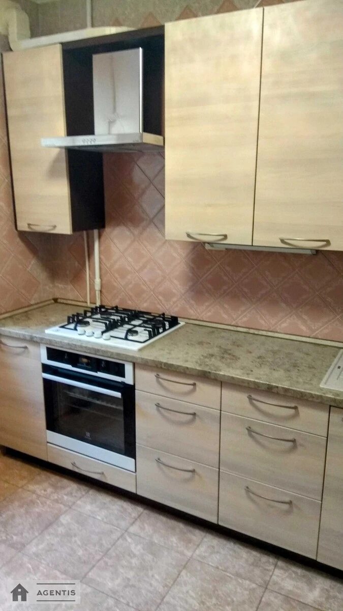 Apartment for rent. 3 rooms, 65 m², 2nd floor/9 floors. 40, Volodymyra Ivasyuka prosp. Heroyiv Stalinhrada, Kyiv. 