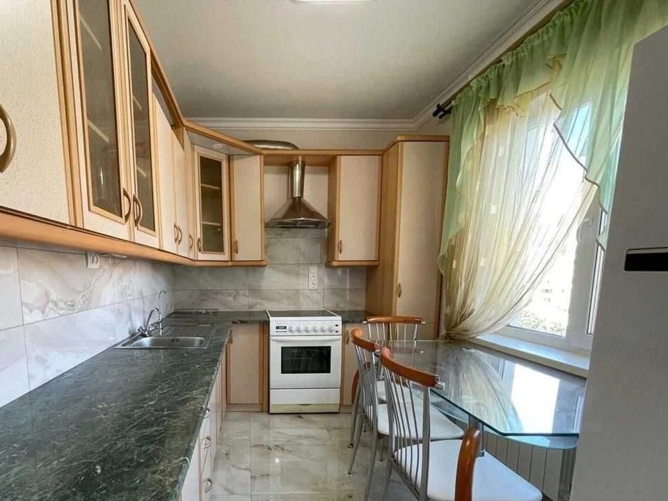 Здам квартиру. 3 rooms, 76 m², 6th floor/15 floors. 14, Срібнокільська 14, Київ. 