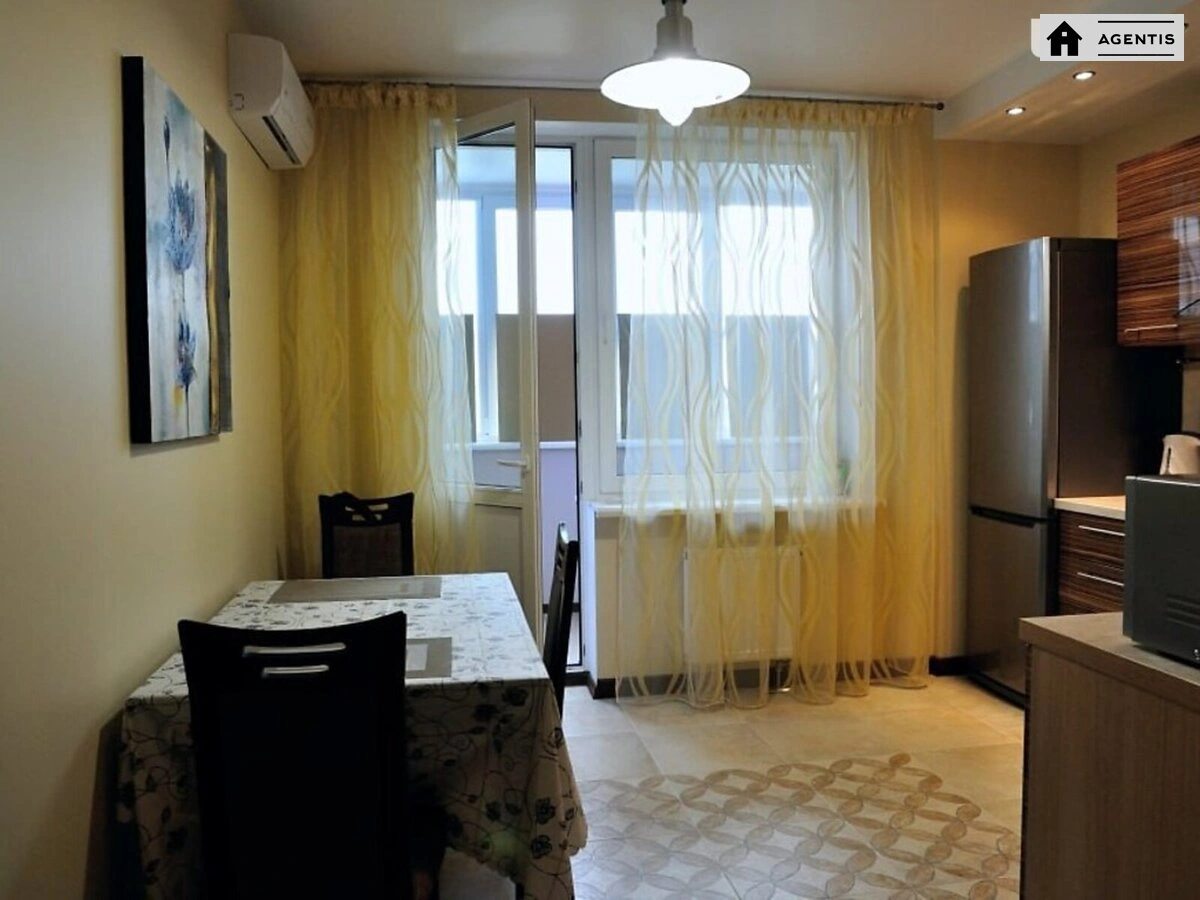 Apartment for rent. 3 rooms, 80 m², 18 floor/25 floors. 30, Golosiyivska 30, Kyiv. 