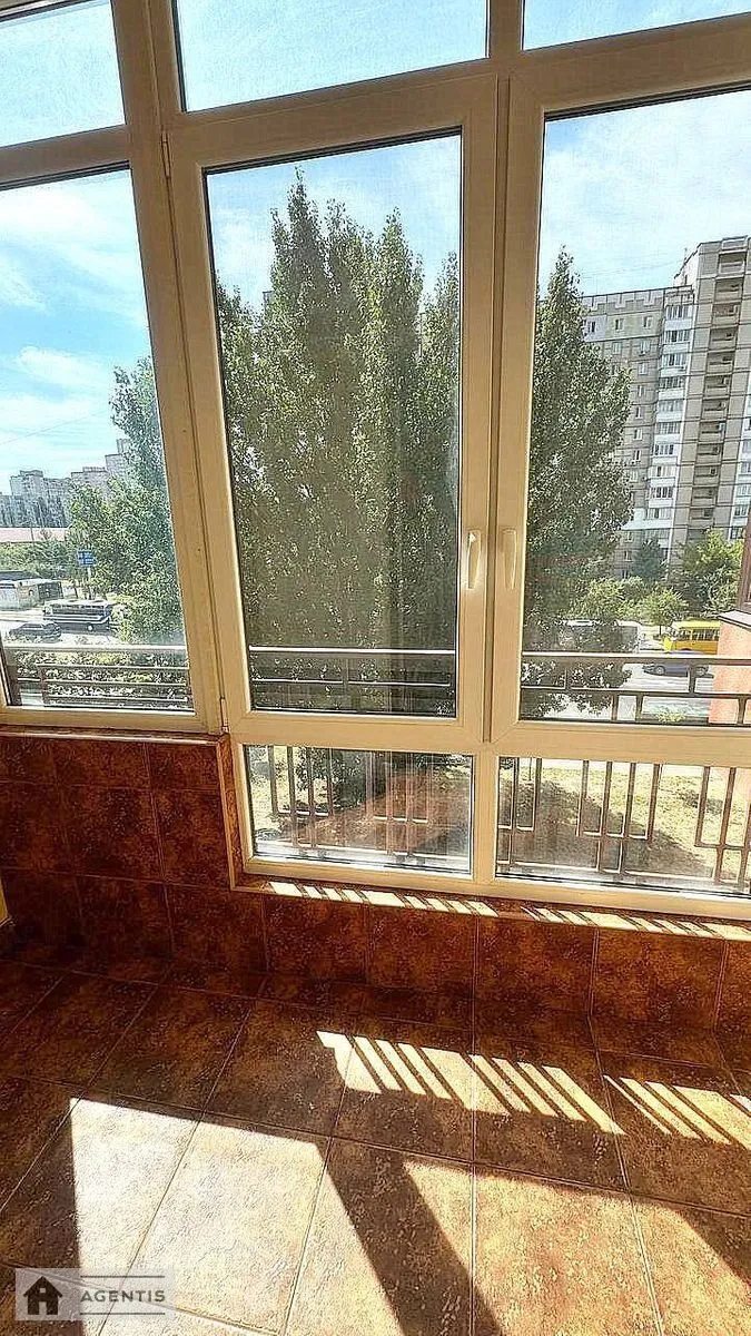 Сдам квартиру. 2 rooms, 76 m², 3rd floor/9 floors. 8, Академіка Єфремова вул. (Командарма Уборевича), Киев. 