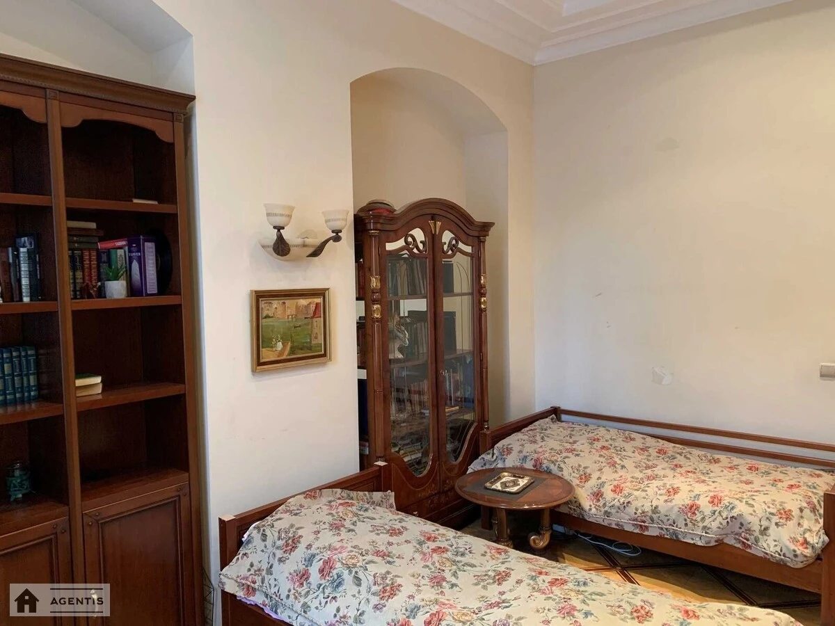 Apartment for rent. 2 rooms, 145 m², 2nd floor/4 floors. Bohdana Khmelnytskoho vul., Kyiv. 