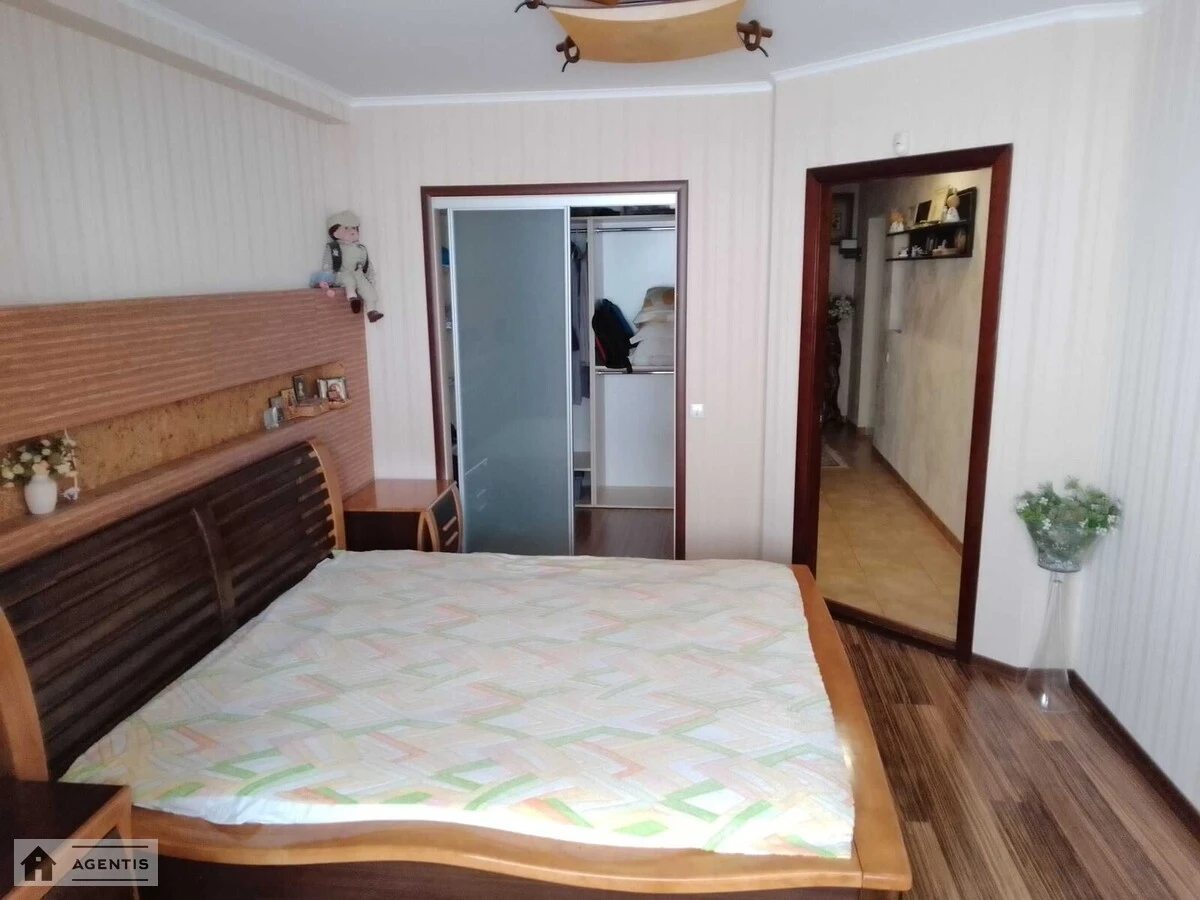 Apartment for rent. 3 rooms, 75 m², 17 floor/19 floors. 1, Dragomanova 1, Kyiv. 