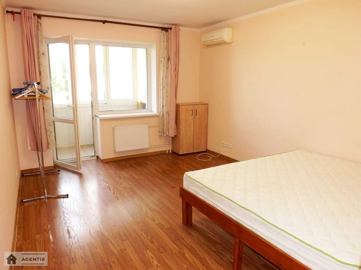 Apartment for rent. 3 rooms, 107 m², 4th floor/6 floors. Kotsyubynskoho , Chayka. 
