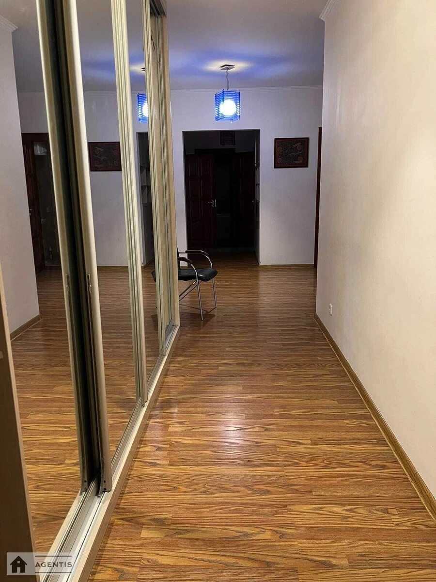 Apartment for rent. 3 rooms, 107 m², 4th floor/6 floors. Kotsyubynskoho , Chayka. 