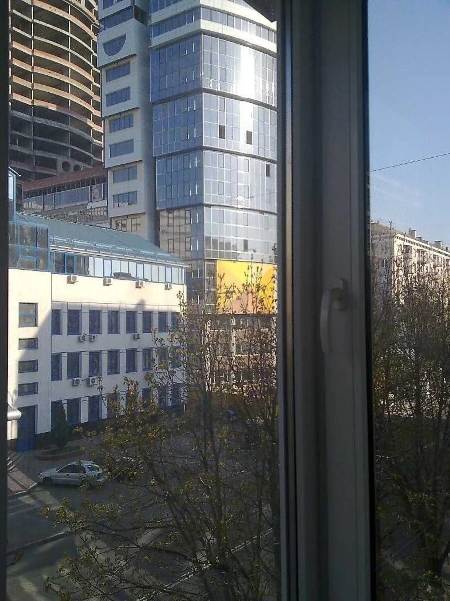 Сдам квартиру. 2 rooms, 45 m², 3rd floor/4 floors. 12, Кловский 12, Киев. 
