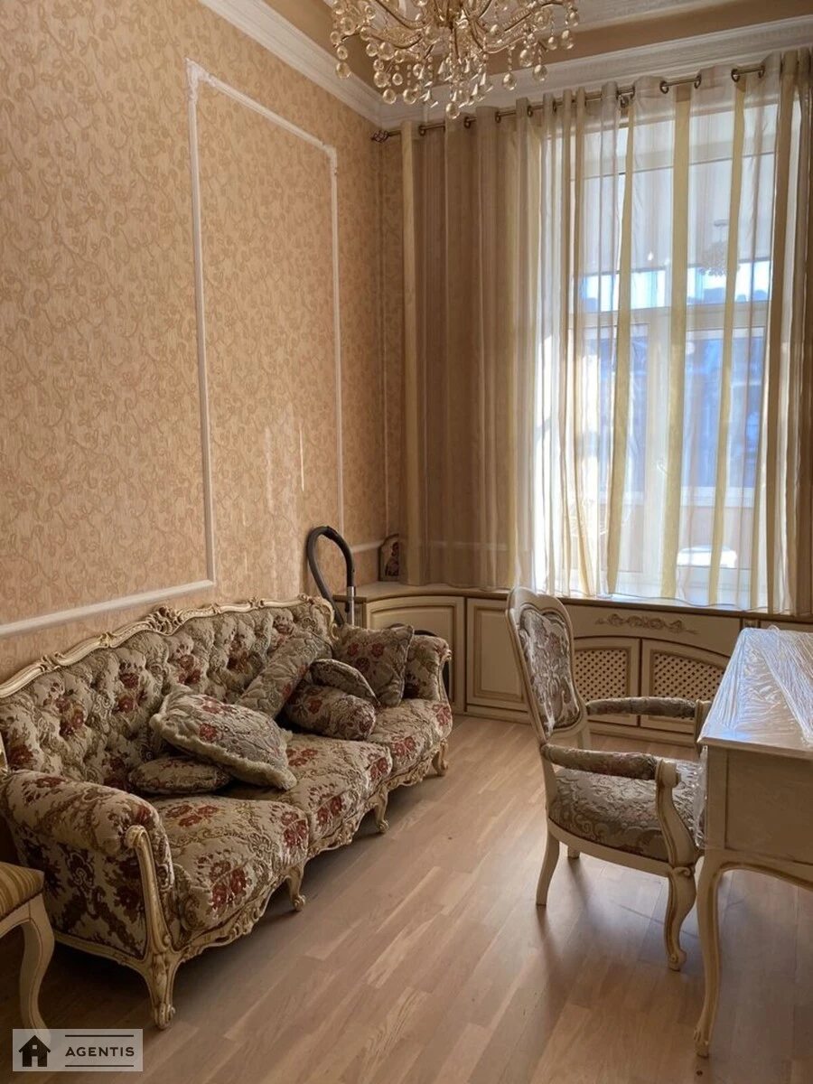 Сдам квартиру. 4 rooms, 110 m², 4th floor/4 floors. Тараса Шевченка бульв., Киев. 