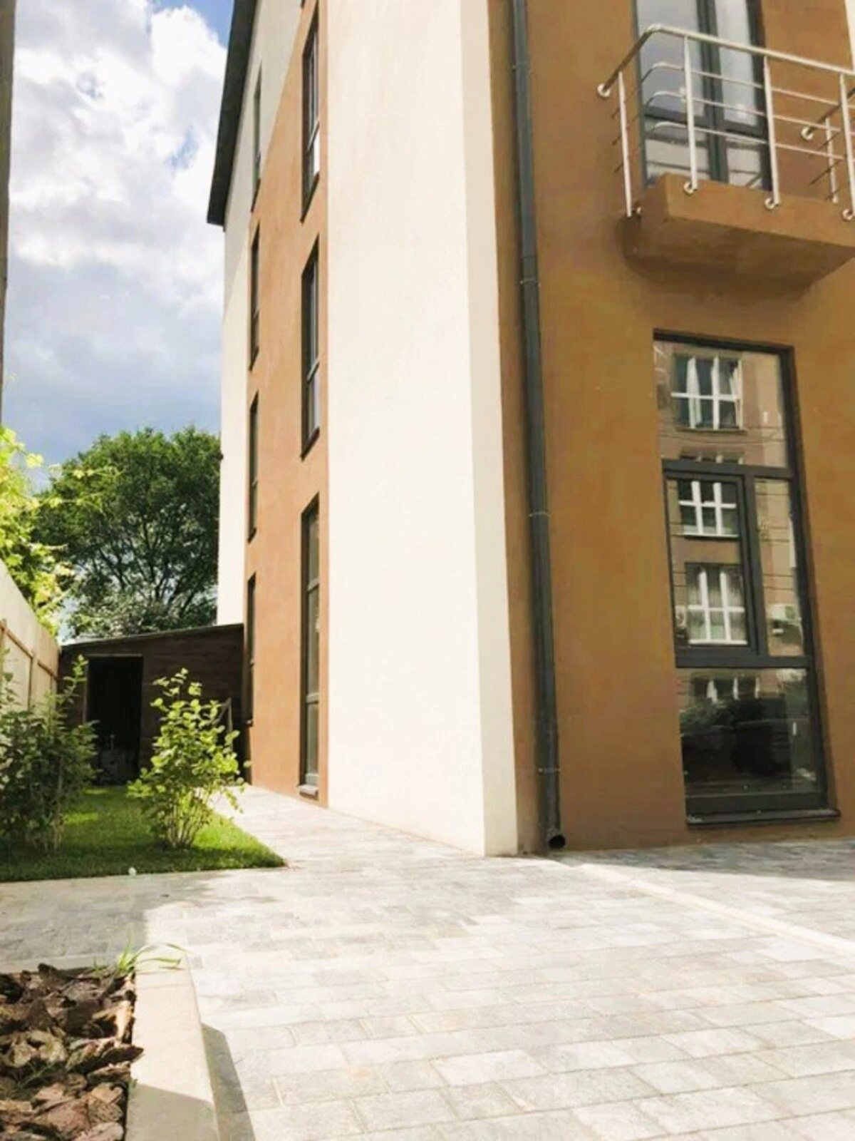 Продаж квартири 1 кімната, 334 m², 1 пов./4 поверхи. 1, 32- га Садова вул., Київ. 