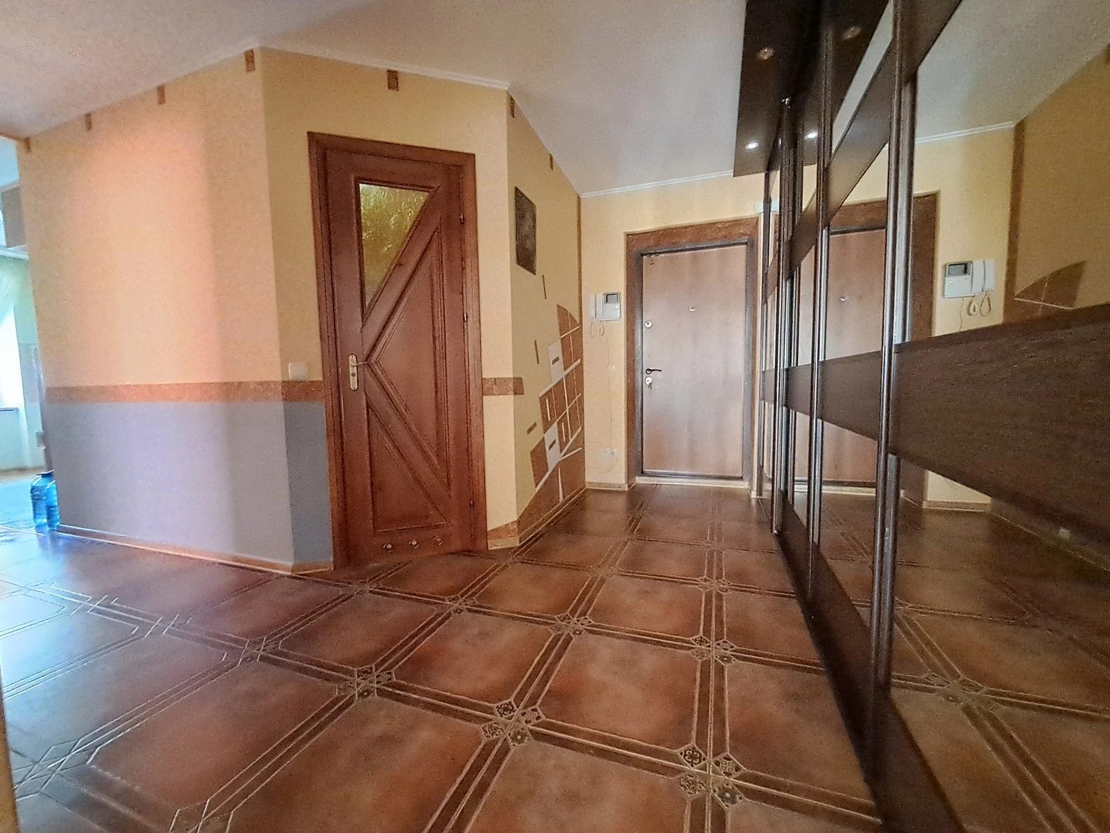 Apartments for sale 2 rooms, 62 m², 2nd fl./5 floors. Verbytskoho M. vul., Ternopil. 