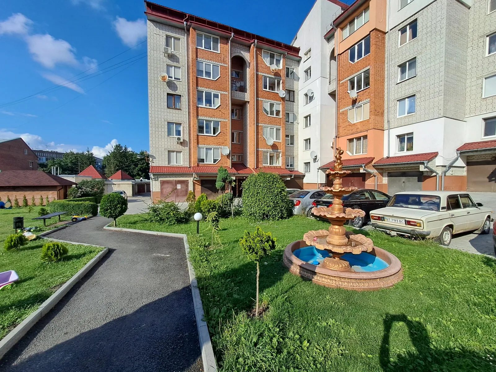 Apartments for sale 2 rooms, 62 m², 2nd fl./5 floors. Verbytskoho M. vul., Ternopil. 