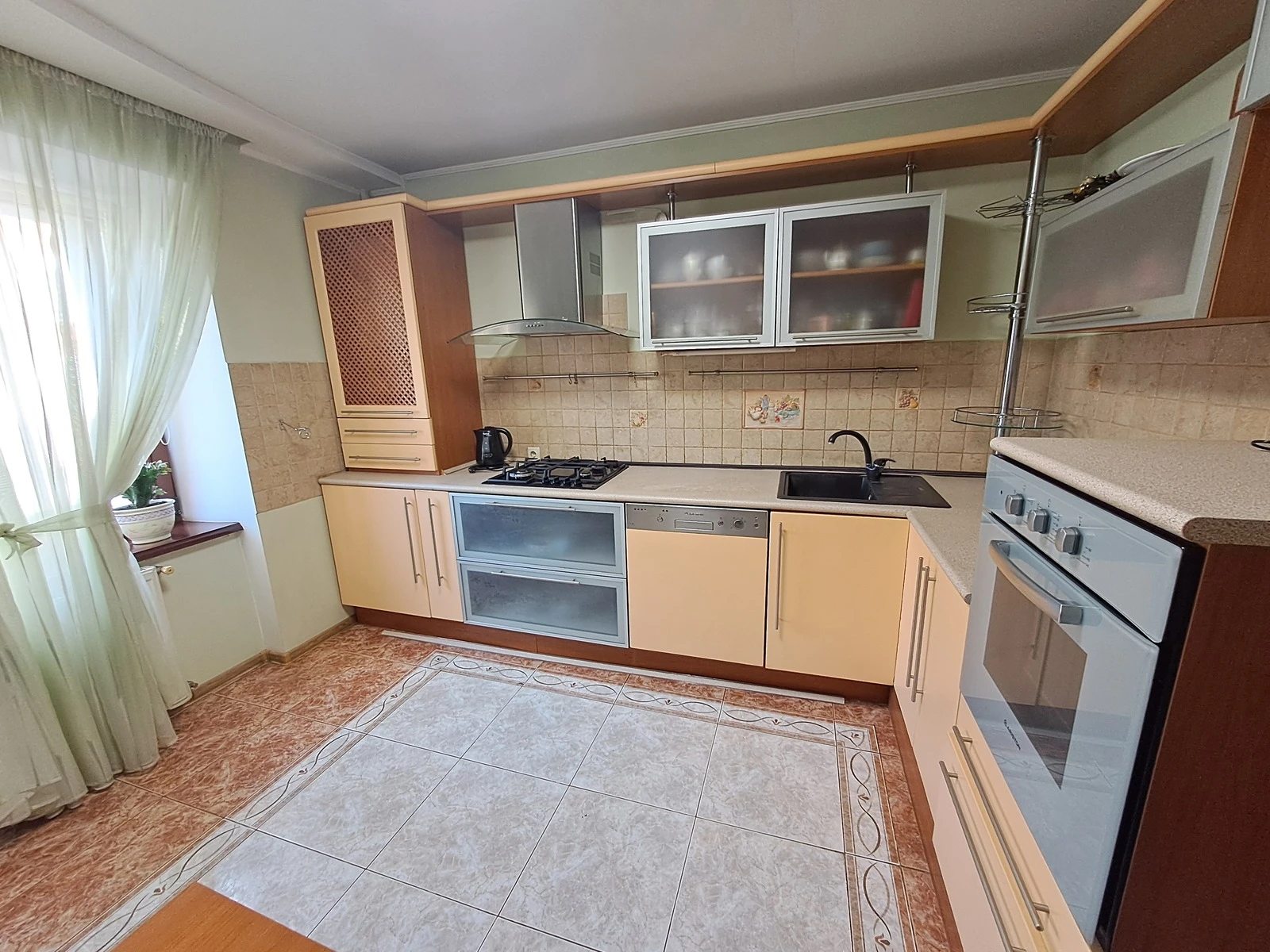 Apartments for sale 2 rooms, 62 m², 2nd fl./5 floors. Verbytskoho M. vul., Ternopil. 