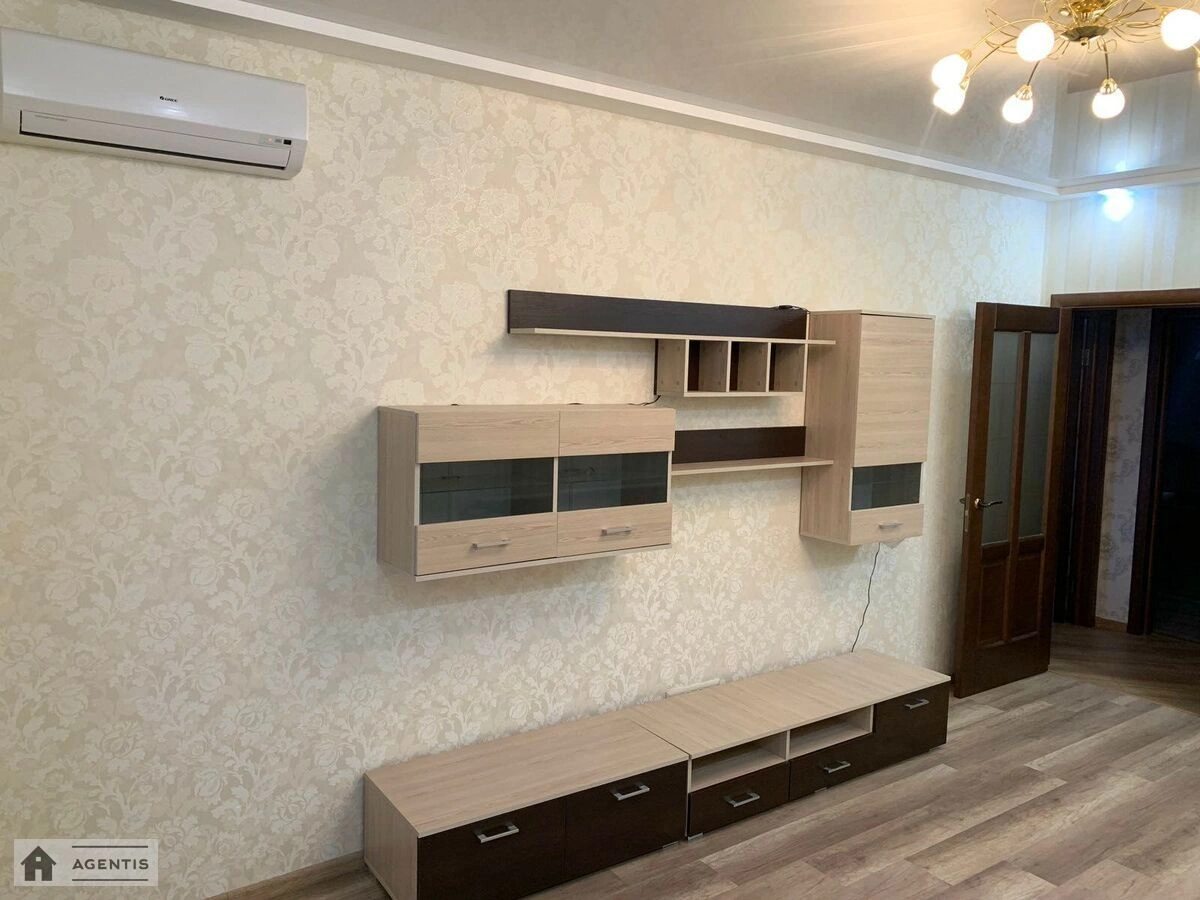 Сдам квартиру 3 комнаты, 82 m², 19 эт./24 этажа. 6, Володимира Наумовича вул. (Антонова-Овсієнка), Киев. 