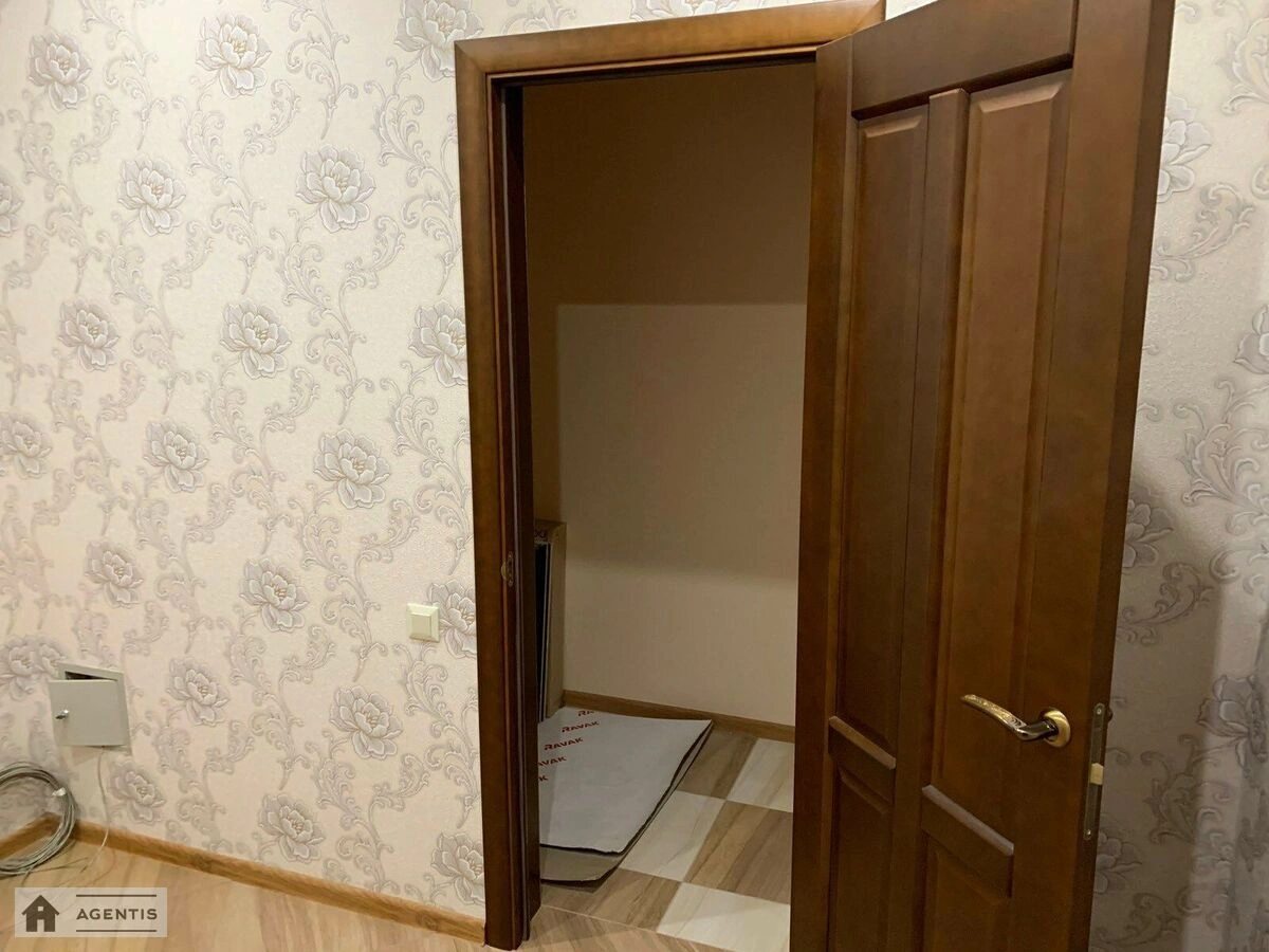 Сдам квартиру 3 комнаты, 82 m², 19 эт./24 этажа. 6, Володимира Наумовича вул. (Антонова-Овсієнка), Киев. 