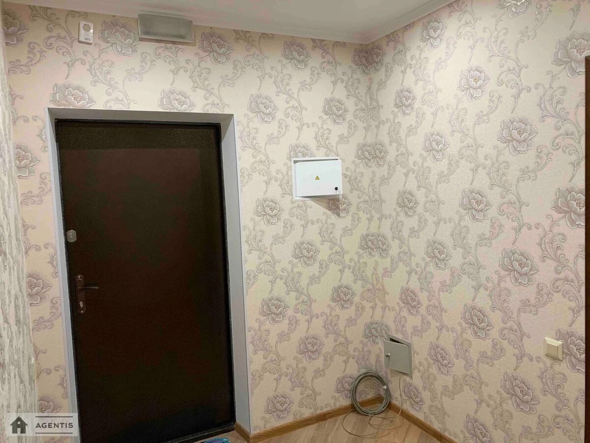 Сдам квартиру 3 комнаты, 82 m², 19 эт./24 этажа. 6, Володимира Наумовича вул. (Антонова-Овсієнка), Киев. 