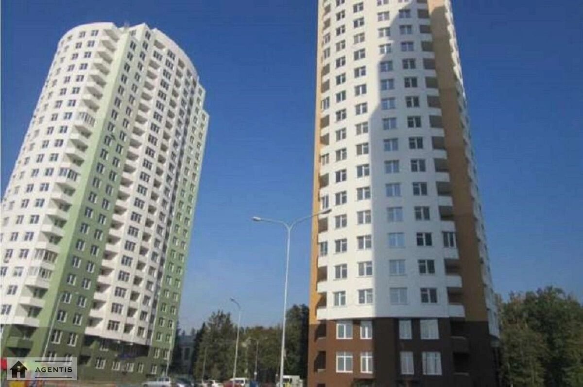 Сдам квартиру 3 комнаты, 82 m², 19 эт./24 этажа. 6, Володимира Наумовича вул. (Антонова-Овсієнка), Киев. 