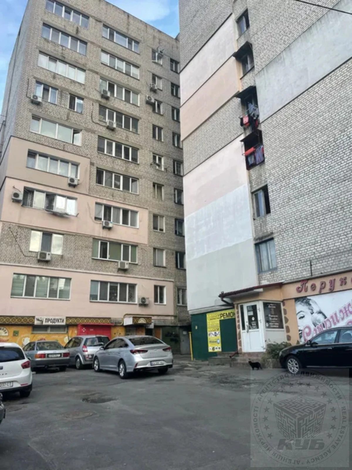 Продаж квартири 1 кімната, 206 m², 3 пов./9 поверхів. 81, Верховинна 81, Київ. 