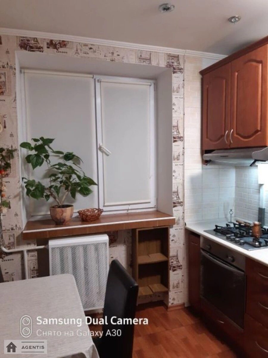 Apartment for rent 2 rooms, 51 m², 1st fl./9 floors. Feodosiyska 4, Kyiv. 