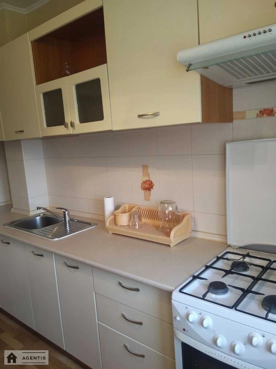 Apartment for rent 3 rooms, 70 m², 8th fl./9 floors. 7, Geroyiv Dnipra 7, Kyiv. 