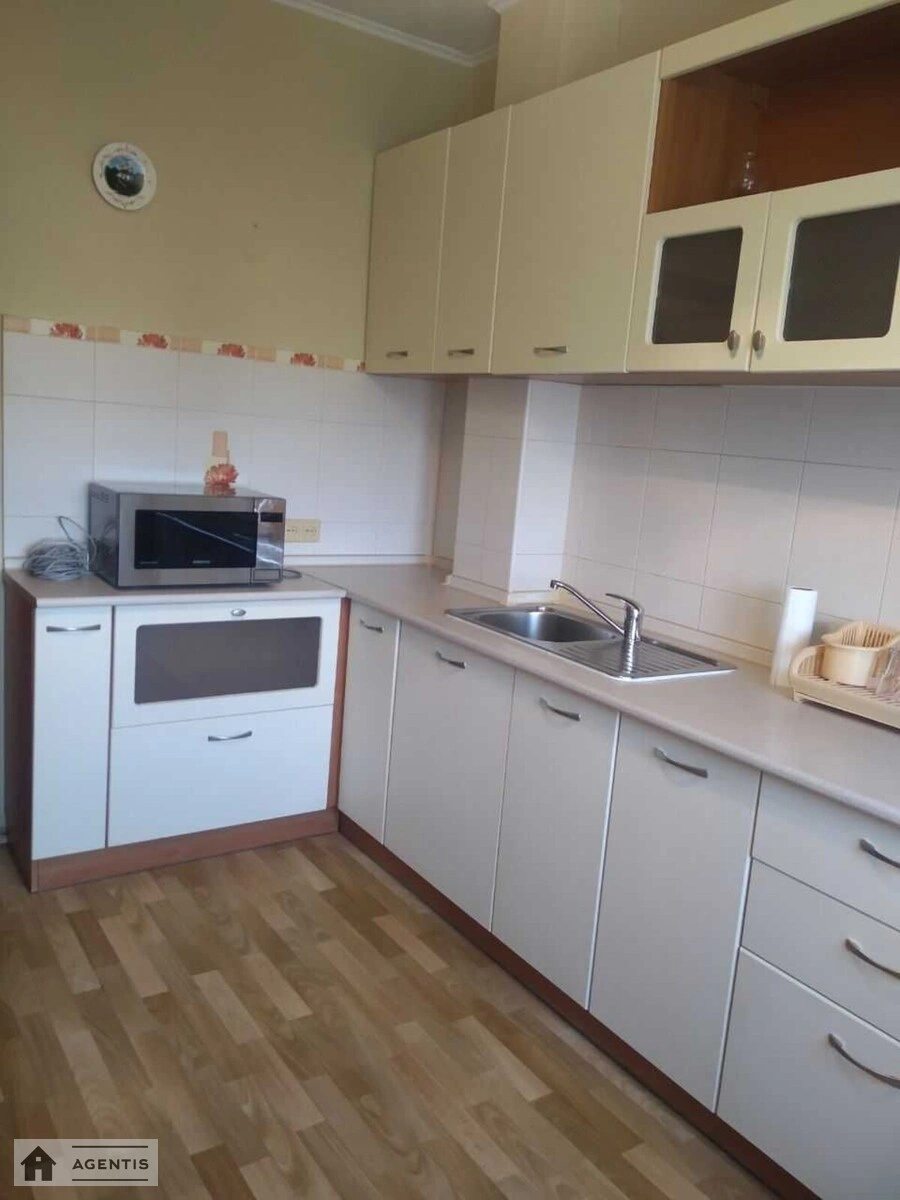 Apartment for rent 3 rooms, 70 m², 8th fl./9 floors. 7, Geroyiv Dnipra 7, Kyiv. 