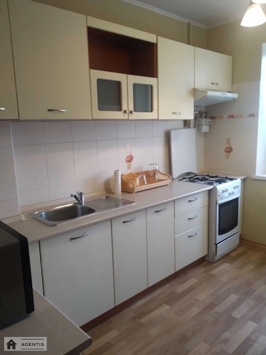 Apartment for rent 3 rooms, 70 m², 8th fl./9 floors. 7, Geroyiv Dnipra 7, Kyiv. 