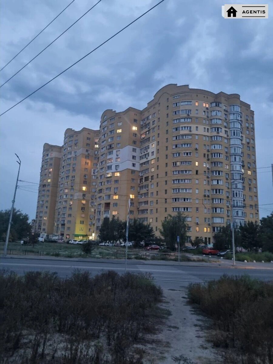 Сдам квартиру 3 комнаты, 96 m², 13 эт./16 этажей. 39, Миропольская 39, Киев. 