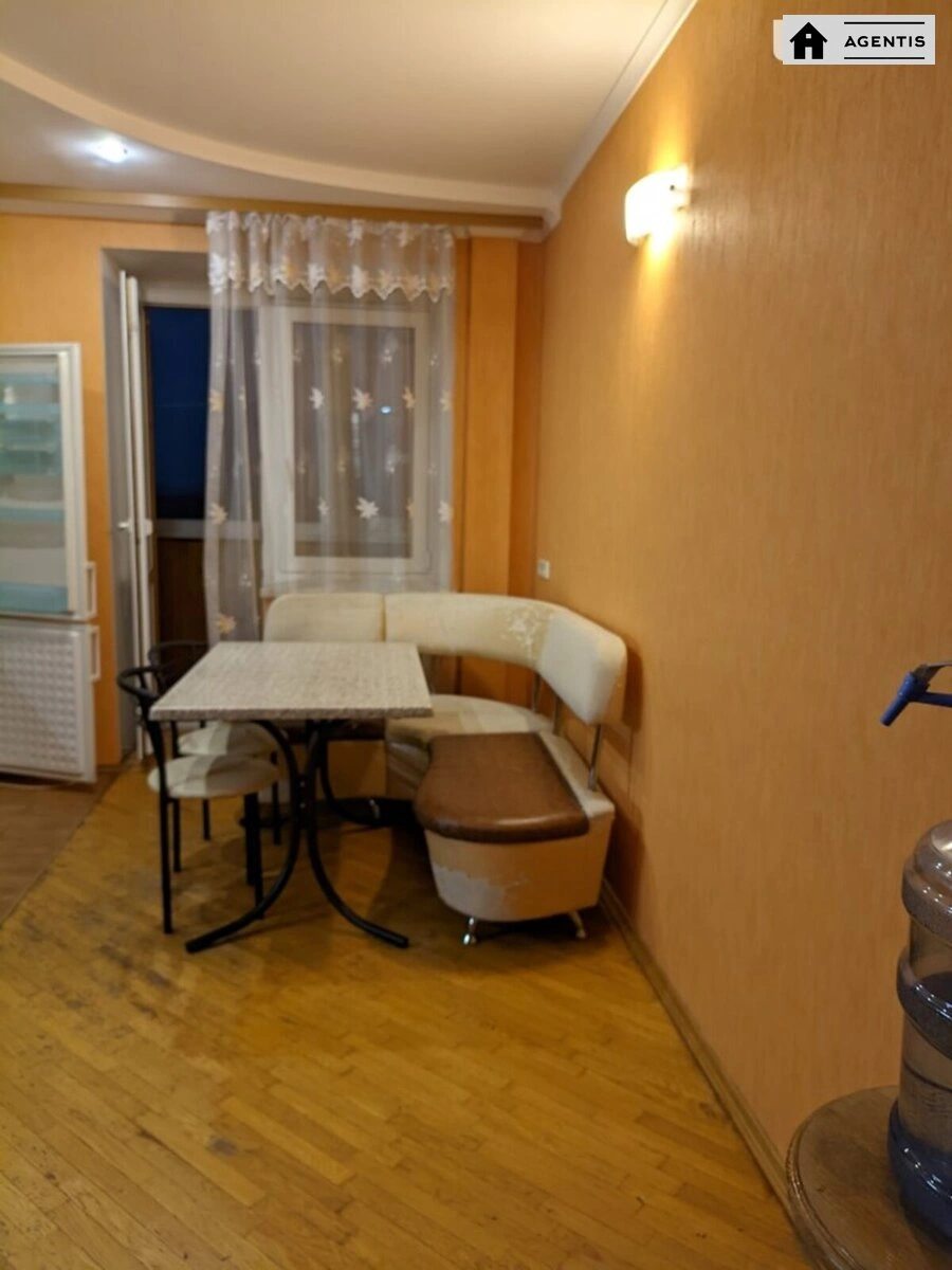 Сдам квартиру 3 комнаты, 96 m², 13 эт./16 этажей. 39, Миропольская 39, Киев. 