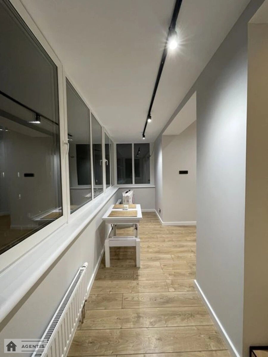 Сдам квартиру 1 комната, 32 m², 9 эт./9 этажей. 38, Драгоманова 38, Киев. 