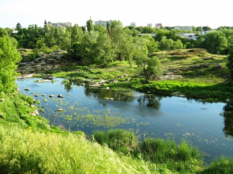 Уютный, небольшой участок, в куротной зоне «Богуслав». На реке Рось.