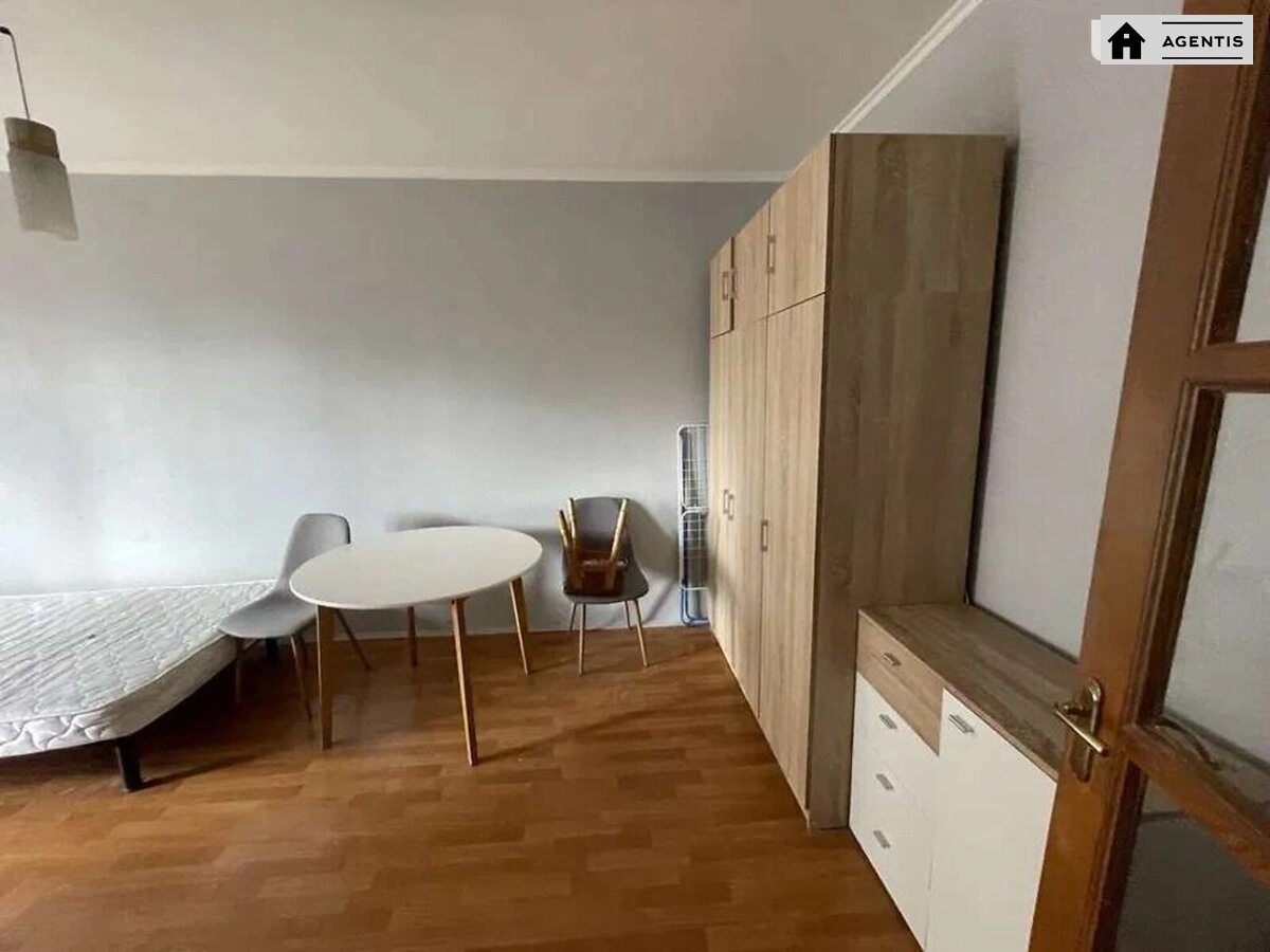 Сдам квартиру 1 комната, 35 m², 4 эт./4 этажа. 30, Бориспольская 30, Киев. 