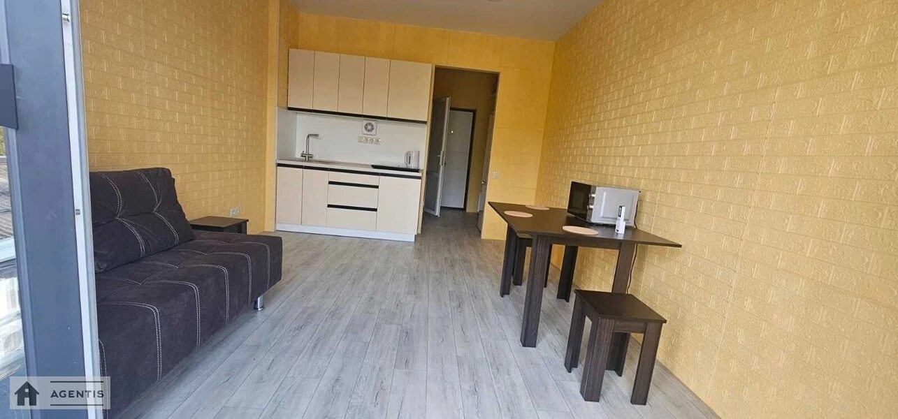 Сдам квартиру 1 комната, 26 m², 3 эт./4 этажа. 71, Осенняя 71, Киев. 