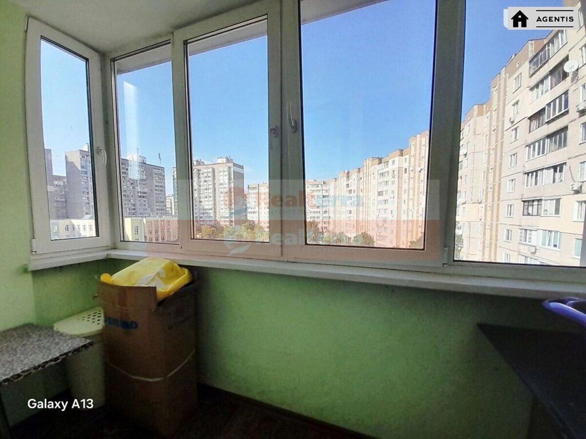 Сдам квартиру 3 комнаты, 74 m², 5 эт./10 этажей. 34, Ревуцкого 34, Киев. 