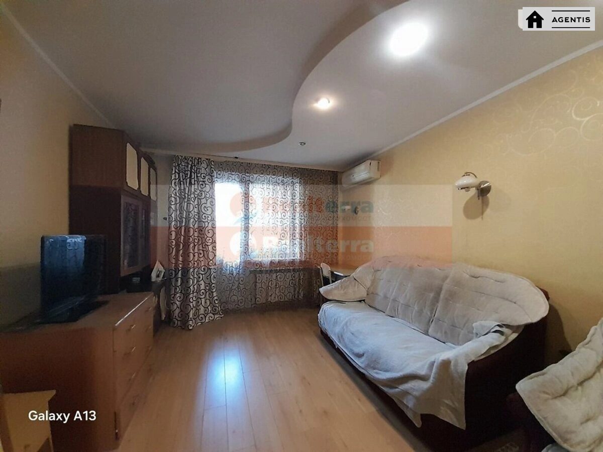 Сдам квартиру 3 комнаты, 74 m², 5 эт./10 этажей. 34, Ревуцкого 34, Киев. 