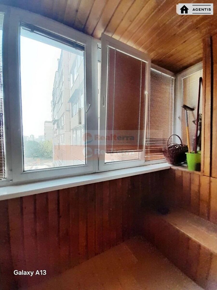 Здам квартиру 3 кімнати, 74 m², 5 пов./10 поверхів. 34, Ревуцького 34, Київ. 