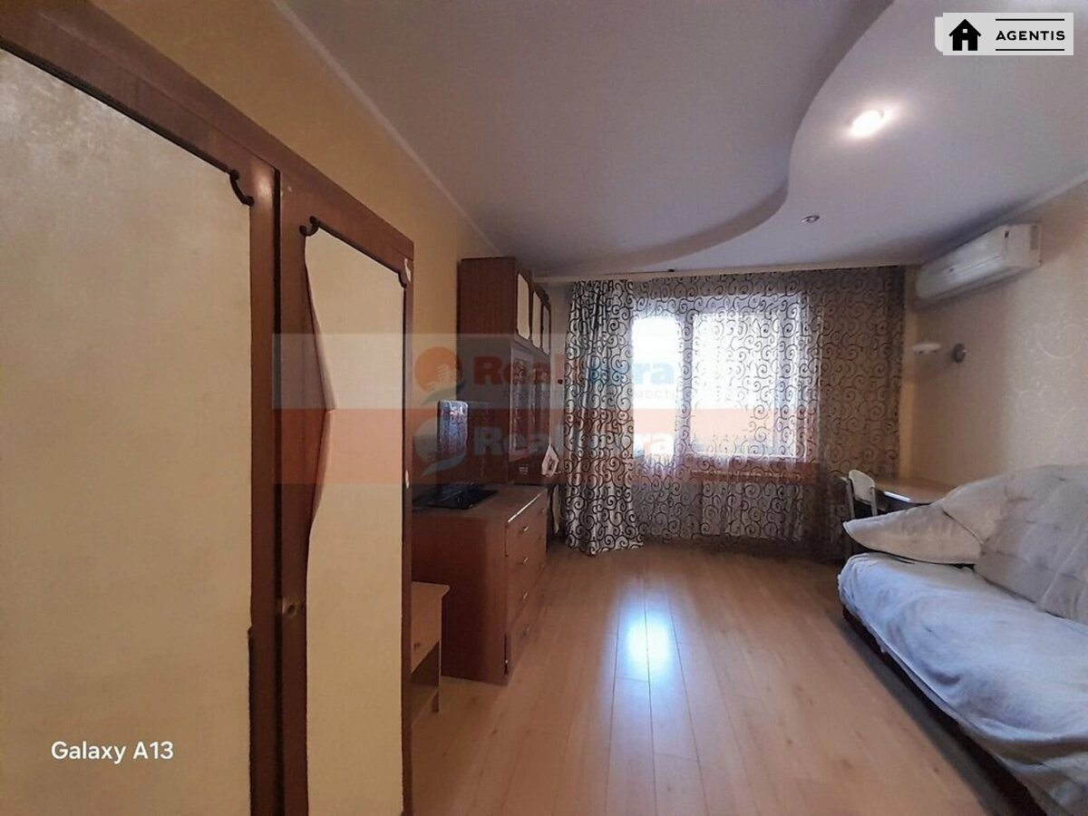 Сдам квартиру 3 комнаты, 74 m², 5 эт./10 этажей. 34, Ревуцкого 34, Киев. 