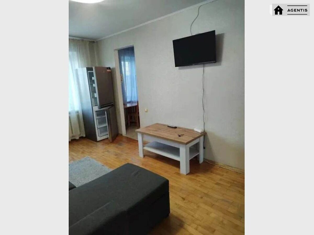 Сдам квартиру 1 комната, 32 m², 2 эт./9 этажей. 178, Харьковское 178, Киев. 