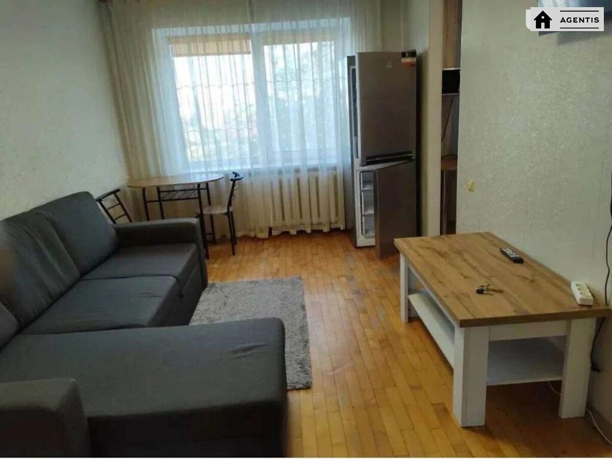 Сдам квартиру 1 комната, 32 m², 2 эт./9 этажей. 178, Харьковское 178, Киев. 