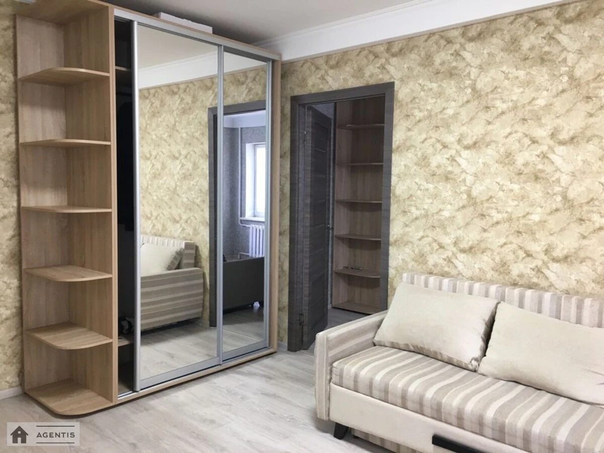 Сдам квартиру 2 комнаты, 45 m², 2 эт./5 этажей. 16, Воскресенський просп. Перова, Киев. 