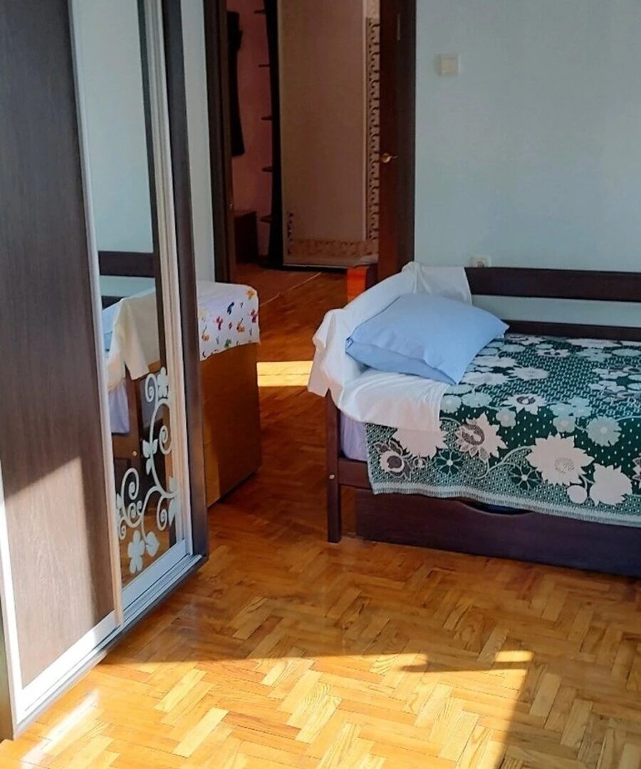 Apartments for sale. 2 rooms, 52 m², 2nd floor/3 floors. Kutkivtsi Zolotohirska vul., Ternopil. 