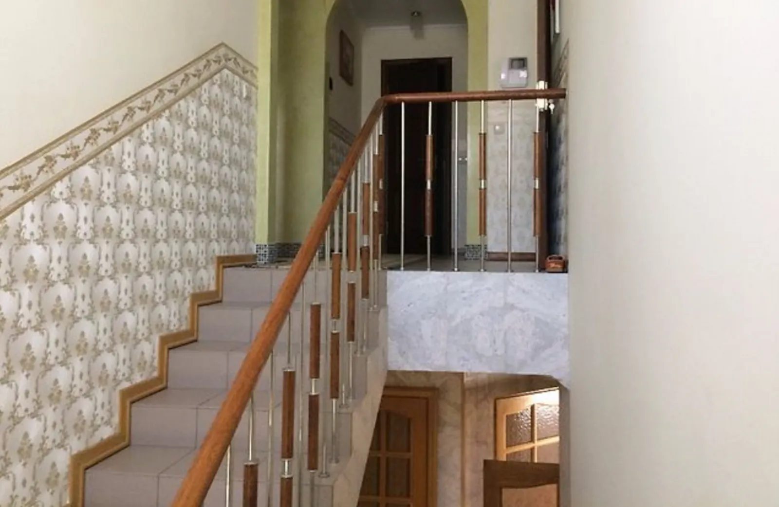 Продаж 2 поверхового будинку веранда і ділянкою на 5 соток, 393 кв. м, 9 кімнат, на вул. Микулинецька