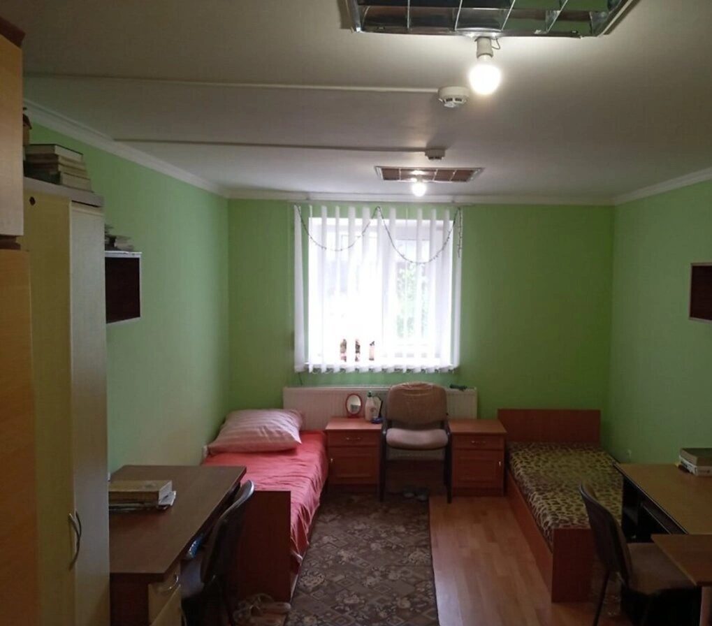 Apartments for sale. 4 rooms, 272 m², 1st floor/4 floors. Vostochnyy, Ternopil. 