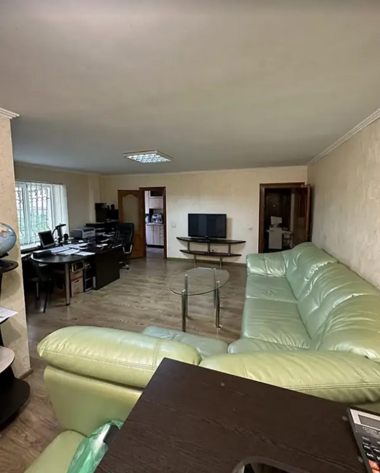Apartments for sale. 1 room, 44 m², 1st floor/5 floors. Tsentr, Ternopil. 