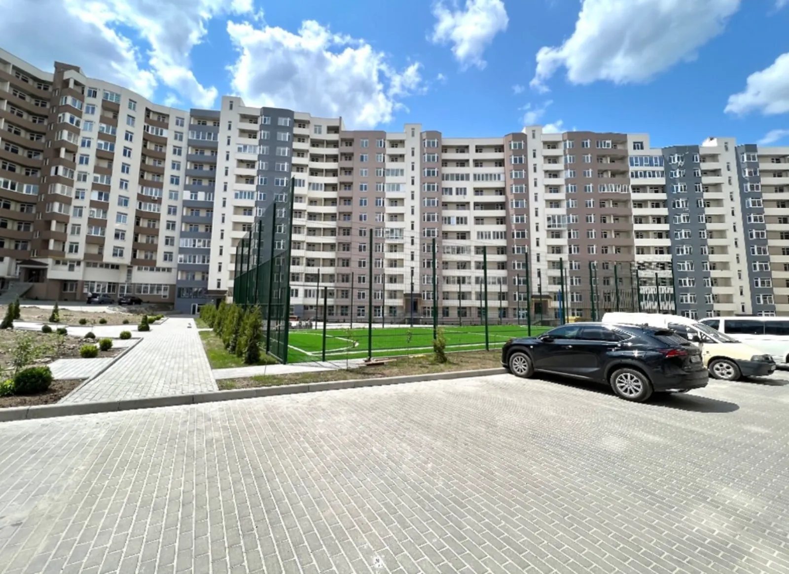 Продаж 2к квартири 57 кв. м на вул. Київська