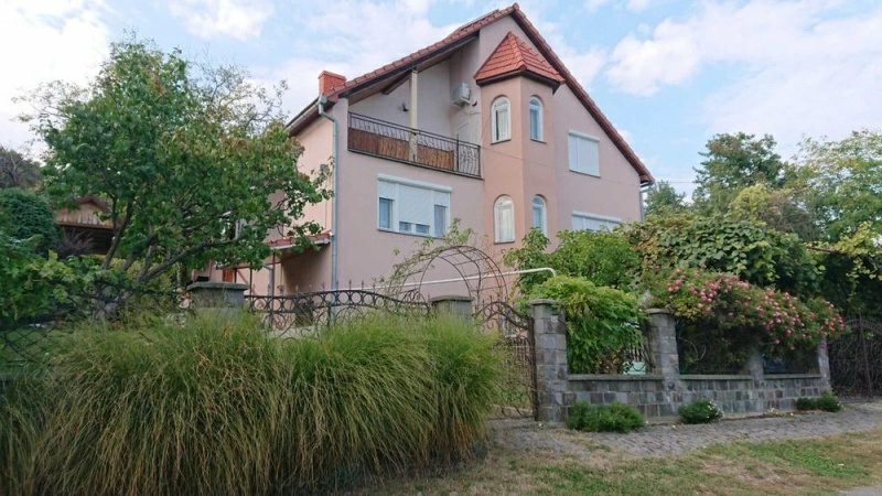 House for sale. 7 rooms, 415 m², 2 floors. Vynohradnaya, Mukachevo. 