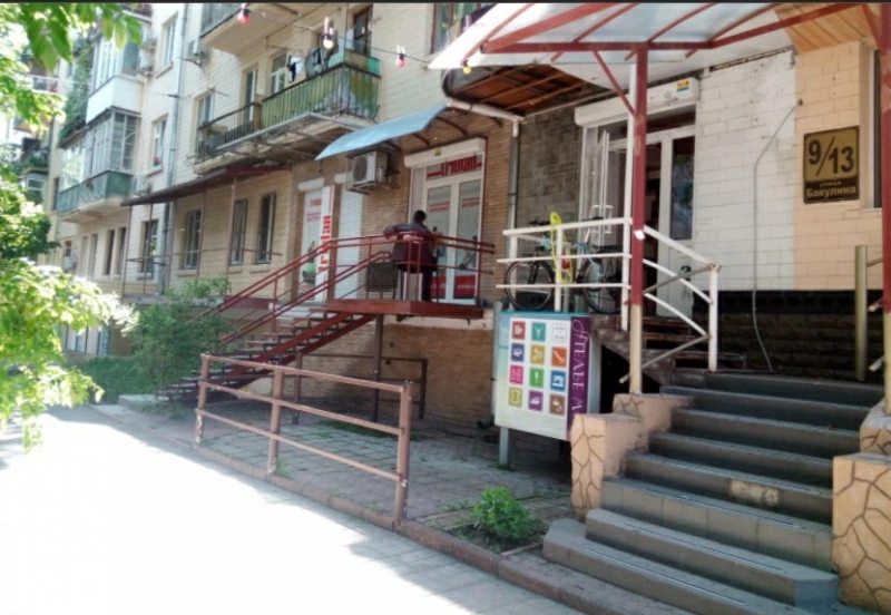 Продаж квартири. 3 rooms, 80 m², 2nd floor/5 floors. 9, Бакулина, Харків. 