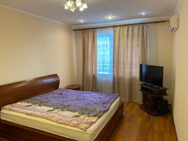 Apartment for rent. 2 rooms, 81 m², 7th floor/9 floors. Hrushevskoho, Brovary. 