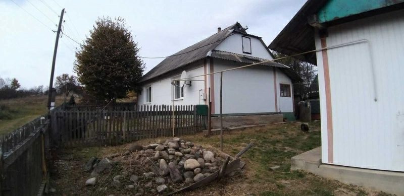 House for sale. 2 rooms, 48 m², 1 floor. 2, S. Knyazhdvor, ul.Mazepy, Ivano-Frankivsk. 