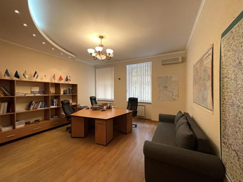 Продажа квартиры. 2 rooms, 72 m², 1st floor/5 floors. 7, Богомольца Академика 7, Киев. 