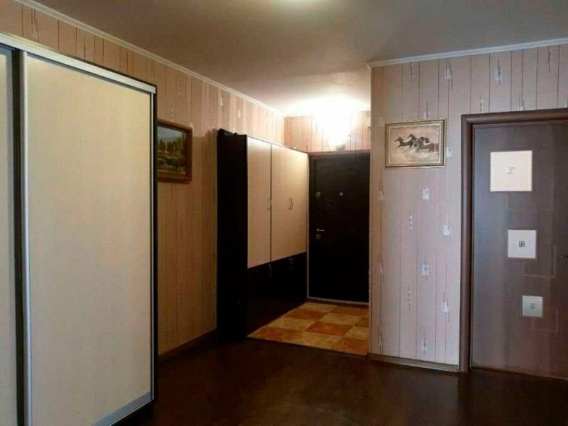 Продаж квартири. 3 кімнати, 76 m², 4 поверх/9 поверхів. Киевская, Обухов. 