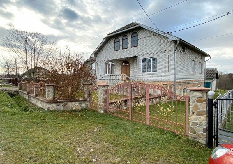 House for sale. 6 rooms, 240 m², 3 floors. Tsentralnaya, Ivano-Frankivsk. 