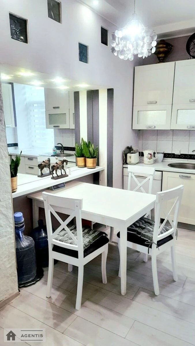 Apartment for rent. 2 rooms, 55 m², 3rd floor/3 floors. 34, Urkivska 34, Kyiv. 